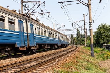 Odessa, Ukrayna - 29 Ağustos 2015: Demiryolu İstasyonu bahçesinde parça. Yerel trenler. Artık kullanılmayan eski demiryolu tren düşük konfor