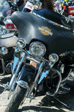 Odessa, Ukrayna 16 Ağustos 2017. Benzersiz motosiklet modellerinin benzersiz, efsanevi eski ve modern pahalı bisikleti otomatik toplayıcıları sergisinde geleneksel sergisinde gösterdi. Bisiklet gösterisi