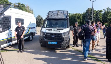 Odessa, Ukrayna - 01 Ağustos 2018: Polis memurlarıyla özel polis araba konvoyu görev, daha önce şehrin sokaklarında devriye savaş sipariş atanır. Polis tören alanı araçlarda uzmanlaşmış