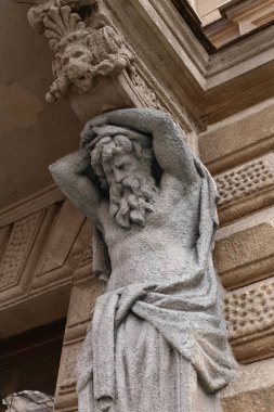 stilize antik heykel Atlanteans