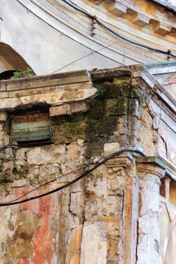 Elektrik telleri ile eski bir duvar. Yalıtılmış elektrik telleri izolatörler için askıya alındı. Dış kablolama. Vintage İsale hattı. Eski bina duvar ev düşük voltajlı elektrik telleri