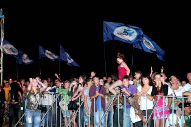 Odessa, Ukrayna - 25 Ağustos 2011: Kalabalık gece, yaratıcı ışık ve müzik gösterisi moda Caz Orkestrası açık rock konserinde tarihinde yayınlandı. Seyirciler ellerini zevk ve eğlence kaldırdı