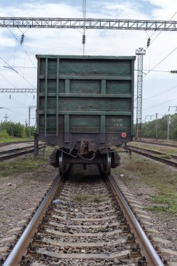 Odessa, Ukrayna - 28 Eylül 2015: Ukrayna Demiryolları trenlerle yük hareketi. Demiryolu kavşak. Demiryolu üzerinde işaretler. Tren trafik ışıkları. Biçimini değiştirme.