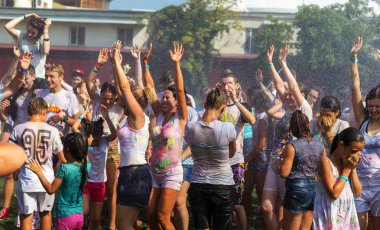 Odessa, Ukrayna - 5 Ağustos 2017: Gençler, bayanlar baylar bayram tatili sırasında birbirlerine renkli toz atma eğleniyorlar. Erkek ve kız ıslak giysileri içinde iyi eğlenceler. Islak parti