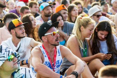 Odessa, Ukrayna -25 Ağustos 2017: büyük kalabalık, müzik sırasında rock konserinde hayranlarını gün boyunca. Seyirci kum Beach müzik ve spor festivali Z-Oyunlar sırasında
