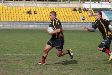 Odessa, Ukrayna - 29 Eylül 2018: Final Oyunları Şampiyonası Ukrayna'nın en güçlü takımları Rugby-7. Rugby topu alan üzerinde. Rugby topu için ağır mücadele sahip. Takım sporcular oyuncular sahada