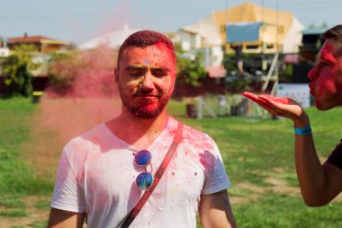 Odessa, Ukrayna - 5 Ağustos 2017: Gençler, bayanlar baylar bayram tatil sırasında renkli toz içine atma iyi eğlenceler. Festivali renkli boya. renkler aşk festival. Renk fest