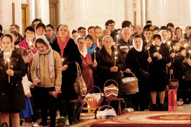 Odessa, Ukrayna - 11 Nisan 2015: Paskalya, Ortodoks Kilisesi cemaat. İsa'nın Diriliş Bayramı, Kudüs'ten kutsal ateş. Ortodoks Christian Easter