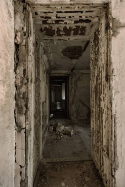 Terk edilmiş bir harabe binada bir antik 18. yy binası mistik iç, kalıntıları. Eski duvarlar, çöp ve çamur ile koridor mahvetti. Kalıp, alçı dekorasyon, kısma yok