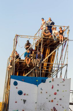 Odessa, Ukrayna -25 Ağustos 2017: büyük kalabalık, müzik sırasında rock konserinde hayranlarını gün boyunca. Seyirci kum Beach müzik ve spor festivali Z-Oyunlar sırasında