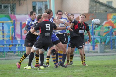 Odessa, Ukrayna - 29 Eylül 2018: Final Oyunları Şampiyonası Ukrayna'nın en güçlü takımları Rugby-7. Rugby topu alan üzerinde. Rugby topu için ağır mücadele sahip. Takım sporcular oyuncular sahada