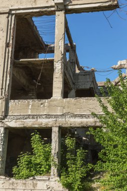 Terk edilmiş bombalama ve yıkılan bina bombardımanı patlama nedeniyle yok. Kabukları, madde işaretleri ve parçalanmak bir savaş kasıp kavuran Bina duvarlarında delikler. Eski yıkık ev