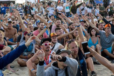 Odessa, Ukrayna -25 Ağustos 2017: büyük kalabalık, müzik sırasında rock konserinde hayranlarını gün boyunca. Seyirci kum Beach müzik ve spor festivali Z-Oyunlar sırasında