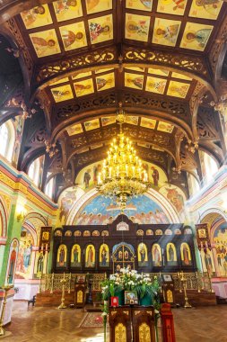 Tünel metro yaya geçidi duvarlarda grafiti resimleriyle. Özgün ışık-gölge geçiş. Sahne Alanı'nın yaratıcı tasarım için idealdir. Seçici odak.