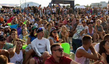 Odessa, Ukrayna -25 Ağustos 2017: büyük kalabalık, müzik sırasında rock konserinde hayranlarını gün boyunca. Seyirci kum Beach müzik ve spor festivali Z-Oyunlar sırasında