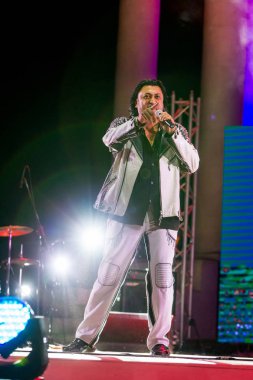 Odessa, Ukrayna Ağustos 6,2018: bir müzik gösterisi. Efsanevi Ukraynalı şarkıcı Peter siyah tiyatro konser aşamada ünlü konser gerçekleştirmek. Müzikal putlara, kızlar dans eşliğinde göster