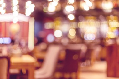 Küçük bir restoranın içi bulanık bir arka plan. Bokeh Kafe 'nin içini sıcak koyu renklerle bulanıklaştırmış. Yaratıcı moda tasarımı için arka plan olarak.