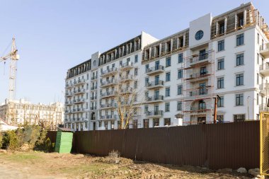 Yeni çoklu daire yüksek katlı apartman cephe. Yeni modern Multi apartman konut kompleksleri çok katlı blok konut condominiums birinde tipik bakış inşası
