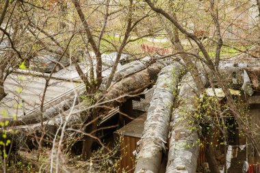 Eski yıpranmış şehir Isıtma ana. Şehir su kaynaklarının kırık kırık ısı yalıtımı. Dış boru hattı gurur duymaktadır. Zavallı çeyrek, bölge. Eski teknoloji. Yok edilen altyapı. Sanayi tip çöp