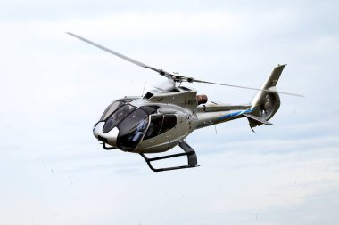 Odessa, Ukrayna - 4 Haziran 2013: Bulutlu bir günde yaz özel test ışık modern sivil helikopter iş sınıfı küçük bir özel Havaalanı sunumu