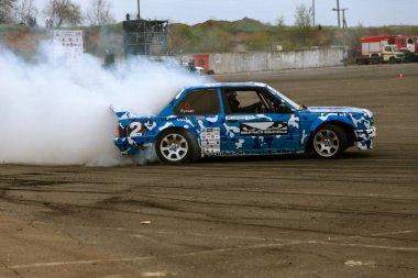 Odessa, Ukrayna -23 Nisan 2017: Combat drifters yerel sürüklenen yarışmalar. Gösteri yasadışı bir platform üzerinde sürüklenen. Binici profesyonel olarak otomatik yarışmalarda driftig yeterlilik yarışta parça geçmek