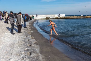 Odessa, Ukrayna - 19 Ocak 2016: Hıristiyan Ortodoks kilisesinin Baptist Karadeniz buzlu sularda Iususa İsa'nın John Ürdün Nehri'nde vaftiz günü banyo. Hıristiyan geleneğinde, yıkanarak