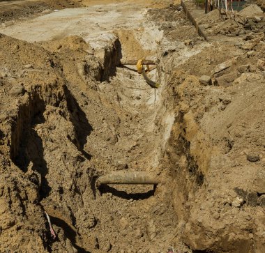Odessa, Ukrayna - 25 Nisan 2017: Metro siperlerine komün için. İnşaat işçileri döşeme ve Metro araçları veya hizmet borular inşaat sitede yükleme için siperler kazmak.