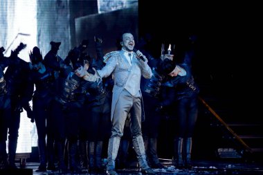 Odessa, Ukrayna, 17 Nisan 2012: Pop konser ikonik Rus şarkıcı Philip Kirkorov Odessa'daki. Ful ile parlak renkli ışık ve tiyatro gösterisi.
