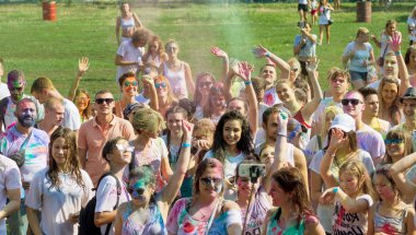 Odessa, Ukrayna - 5 Ağustos 2017: Gençler, bayanlar baylar bayram tatil sırasında renkli toz içine atma iyi eğlenceler. Festivali renkli boya. renkler aşk festival. Renk fest