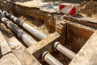 Odessa, Ukrayna - 2017 yaklaşık: Onarım şehir su kaynaklarının. Eski paslı metal borular plastik borular üzerinde değiştirme. Yeni modern teknolojiler kentsel mühendislik ağlar. Şehir su boru hattı