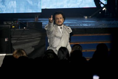 Odessa, Ukrayna, 17 Nisan 2012: Pop konser ikonik Rus şarkıcı Philip Kirkorov Odessa'daki. Ful ile parlak renkli ışık ve tiyatro gösterisi.