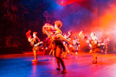 uzun pozlama ile soyut bir bulanık, yumuşak odak resim modern sahnede bale'nın performansını gösteren bir örnek bulunmaktadır. Hareket yaratıcı sanatçılarla parlak tiyatro arka plan bulanıklık