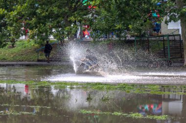 Odessa, Ukrayna - 24 Temmuz 2014: ağır yağış sular altında felaket sokakların bir sonucu olarak. Araç araba. Sel. 24 Temmuz 2014 Odessa, Ukrayna 