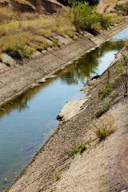 Bir eski sulama kanalı su kanalı'nın altındaki kalıntıları ile kurutma. Su sulama arter Kırım abluka. Yapay kuraklık, imha, sulu tarımda Daralt