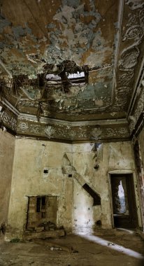Terk edilmiş bir harabe binada bir antik 18. yy binası mistik iç, kalıntıları. Eski duvarlar, çöp ve çamur ile koridor mahvetti. Kalıp, alçı dekorasyon, kısma yok