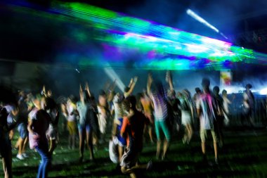 Odessa, Ukrayna - 5 Ağustos 2017: Lazer gösterisi. Gece kulübünde parti parlak performansı. Yaratıcı ışık gösterisi, siluetleri kalabalık dans pistinde. duman duman makinenin ışık resimde. Stilize film, tahıl, bozulma, hareket bulanıklığı