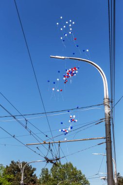 Şenlikli Sisme Balonlar bir çocuk Festivali bir dekorasyon olarak kazandı. Parlak balonlar neşeli bir mutlu tatil.
