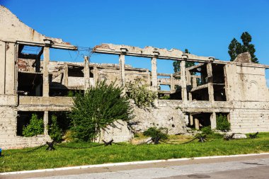 Terk edilmiş bombalama ve yıkılan bina bombardımanı patlama nedeniyle yok. Kabukları, madde işaretleri ve parçalanmak bir savaş kasıp kavuran Bina duvarlarında delikler. Eski yıkık ev