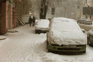 Odessa, Ukrayna-Ocak 16, 2018: Güçlü kar yağışı, Siklon kışın şehir sokaklarda. Arabalar karla kaplıdır. Kaygan yol. Kışın kötü hava: şiddetli kar yağışı ve kar fırtınası. Yayalar kar üzerinde gitmek