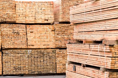 ahşap kenarlı plakalar yığını etiketleri ile yığın boyutu parametreleri Vinçler ve nakliye kargo liman gemi yükleme için Paketli 