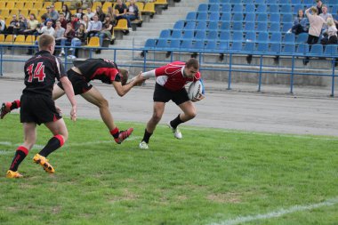 Odessa, Ukrayna - 29 Eylül 2018: Final Oyunları Şampiyonası Ukrayna'nın en güçlü takımları Rugby-7. Rugby topu alan üzerinde. Rugby topu için ağır mücadele sahip. Takım sporcular oyuncular sahada