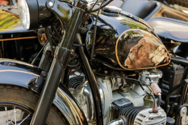 Odessa, Ukrayna 16 Ağustos 2017. Benzersiz motosiklet modellerinin benzersiz, efsanevi eski ve modern pahalı bisikleti otomatik toplayıcıları sergisinde geleneksel sergisinde gösterdi. Bisiklet gösterisi