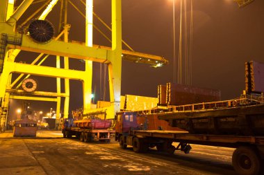 Odessa 27 Kasım: konteynerler içinde iyichevck seaport Denizcilik gemi üzerinde gece, gündüz, 27 Kasım 2012 yükleme boşaltma odessa, Ukrayna
