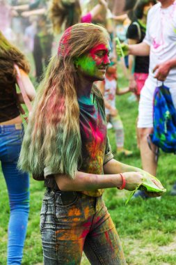 KRASNODAR, RUSSIA - May11,2018: Renkler Festivali, geleneksel Hint Holi festivali. Gençler Holi bayramında renkli pudra atarken eğleniyorlar. Renkli boya festivali. Renk Festivali