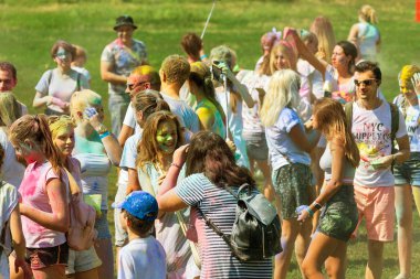 Odessa, Ukrayna - 5 Ağustos 2017: Gençler, bayanlar baylar bayram tatil sırasında renkli toz içine atma iyi eğlenceler. Festivali renkli boya. renkler aşk festival. Renk fest