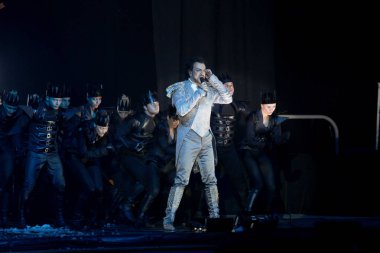 Odessa, Ukrayna, 17 Nisan 2012: Pop konser ikonik Rus şarkıcı Philip Kirkorov Odessa'daki. Ful ile parlak renkli ışık ve tiyatro gösterisi.