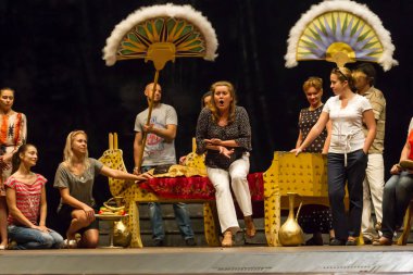 Odessa, Ukrayna 31 Mayıs 2013: Prova modern klasik bale opera yerleştirme. Opera şarkıcıları, müzisyenler ve balerinler eşliğinde modern bale Aida göstermek galası prova