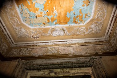 Terk edilmiş bir harabe binada bir antik 18. yy binası mistik iç, kalıntıları. Eski duvarlar, çöp ve çamur ile koridor mahvetti. Kalıp, alçı dekorasyon, kısma yok