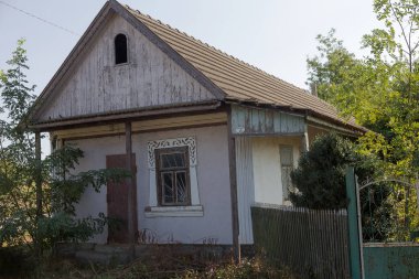 Eski sol harap çiftlik. Zamanla terk edilmiş bir evde yok. Terk edilmiş bir harabe evde kalıntıları. Thrash tasarımı için ne kadar depresif arka plan