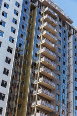 Odessa, Ukrayna - 16 Ekim 2015: Cephe yüksek katlı apartman yalıtım çalışmalarına. Evler, ev duvar izolasyonu, evin duvarları su yalıtımı ısınma. Modern inşaat teknolojisi